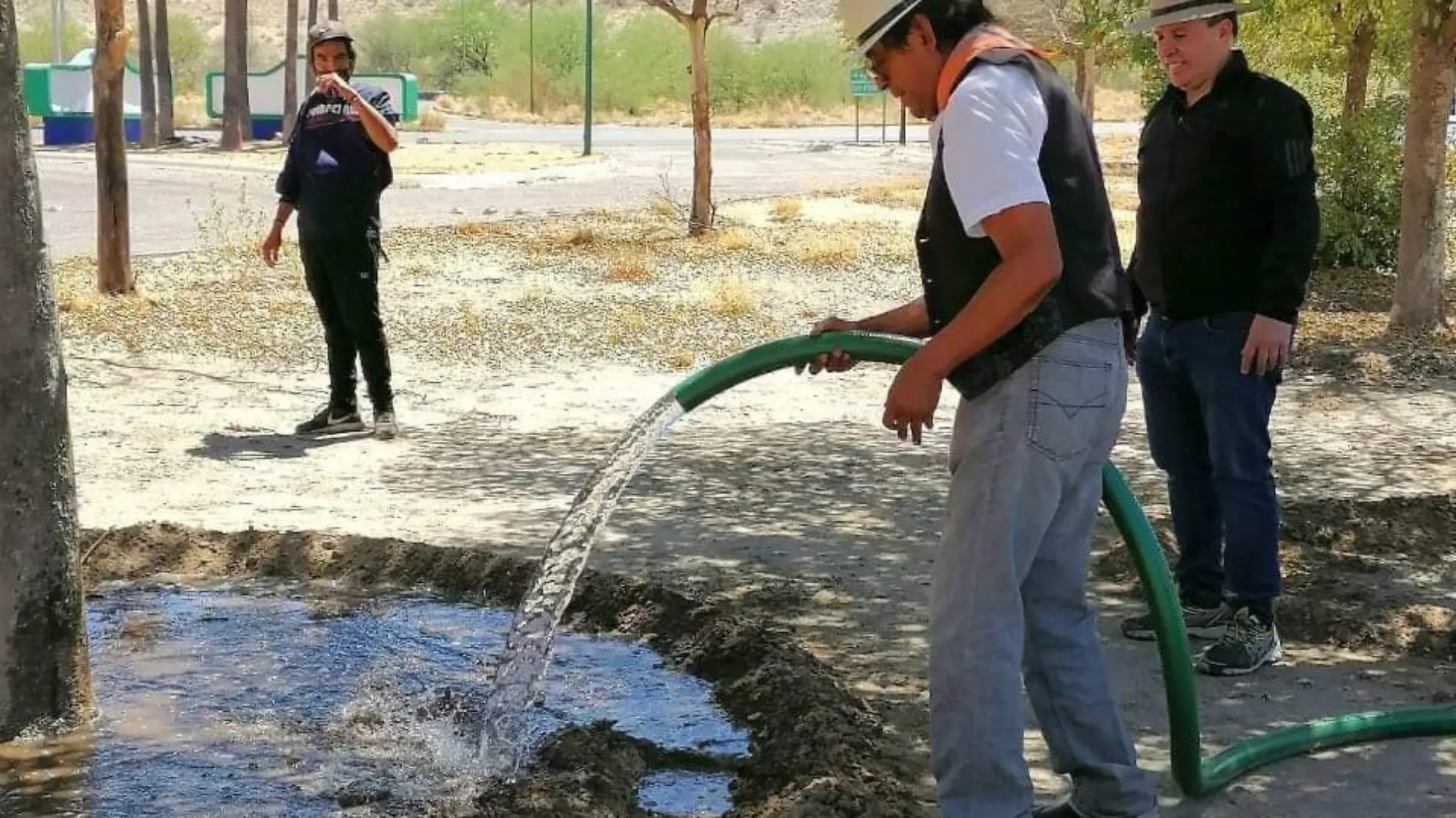 Activistas en el humedal de La Sauceda